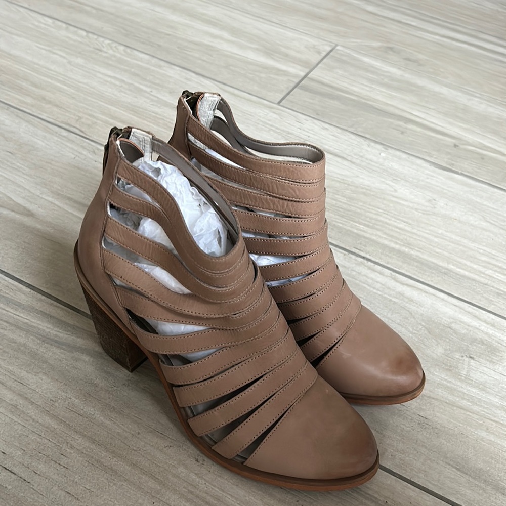 Tan booties, brand new, size 9, brand Hinge